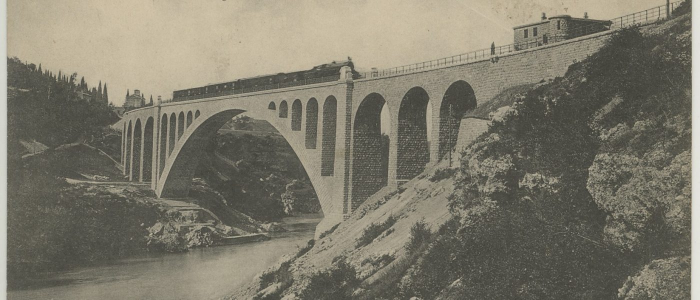 Fotografija Solkanskega mosta - SI_PANG/0667 Zbirka razglednic krajev, Solkan 3134, (neodposlana) Gorica-Solkan, največji kamniti most na svetu (obok 85 m) = Gorizia, Il nuovo ponte sull'Isonzo (l'arco 85 m) = Görz-Salcano, Die grössteSteibrücke der Welt (der Bogen 85 m)